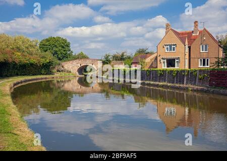 England, Buckinghamshire, das Brownlow Guest House und die Ivinghoe Bridge Nummer 123 auf dem Grand Union Canal Stockfoto