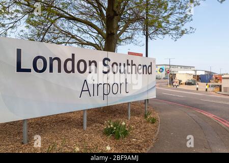 Southend-on-Sea, Großbritannien. April 2020. Großes Straßenschild für den Flughafen London Southend in Essex, England, mit landschaftlich gestaltetem Vorderboden und sichtbaren Verkehrsmarkierungen. Erfasst Infrastruktur und regionale Identität. Flugzeuge sitzen auf der Start- und Landebahn des Flughafens Southend, nachdem europäische Staaten und große europäische Fluggesellschaften Maßnahmen ergriffen haben, um auf die COVID-19-Pandemie zu reagieren. Penelope Barritt/Alamy Live News Stockfoto