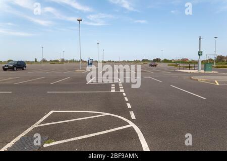 Southend-on-Sea, Großbritannien. April 2020. Leere Parkplätze am Flughafen. Die Flugzeuge von easyJet und Ryanair sitzen auf der Start- und Landebahn des Flughafens Southend, nachdem die europäischen Staaten und die großen europäischen Fluggesellschaften Maßnahmen als Reaktion auf die COVID-19-Pandemie ergriffen haben. Penelope Barritt/Alamy Live News Stockfoto