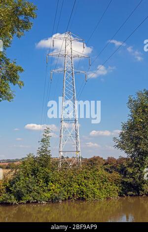 England, Buckinghamshire, Hochspannungsleitung und Mast, die den Grand Union Canal in der Nähe von Ledburn überqueren Stockfoto