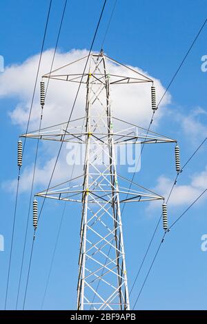 England, Buckinghamshire, Hochspannungsleitung mit Stahlturm Stockfoto