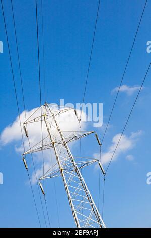 England, Buckinghamshire, Hochspannungsleitung mit Stahlturm Stockfoto