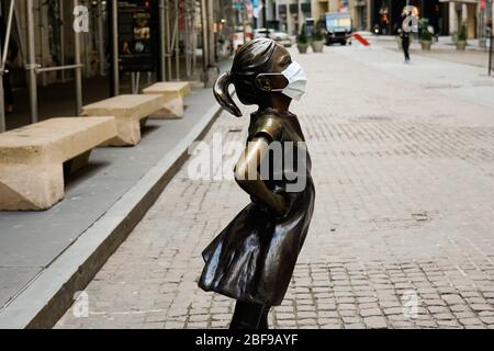 Fearless Girl, die Bronzeskulptur von Kristen Visbal hat während Covid-19 ihre eigene Maske an der Wall Street und der New Yorker Börse - Corona Pandemie-Aufenthalt zu Hause bestellt Donnerstag, 16 2020. April in New York NY. (Foto: Jonas Gustavsson/Sipa USA) Stockfoto