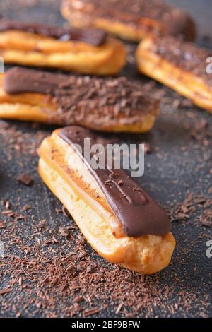 Leckere Schokolade eclair auf dunklem Hintergrund Stockfoto