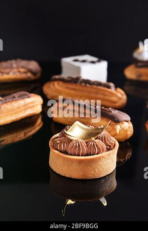 Leckere Kuchen auf dunklem Hintergrund Stockfoto