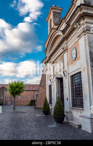 Heiligtum unserer Lieben Frau von der Göttlichen Liebe, Madonna del Divino Amore, Rom, Italien. Entstanden mit einem mittelalterlichen Fresko, das einen der Türme eines Torhauses aus dem 13. Jahrhundert, Castel di Leva, schmückte. Stockfoto