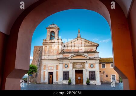 Heiligtum unserer Lieben Frau von der Göttlichen Liebe, Madonna del Divino Amore, Rom, Italien. Entstanden mit einem mittelalterlichen Fresko, das einen der Türme eines Torhauses aus dem 13. Jahrhundert, Castel di Leva, schmückte. Stockfoto