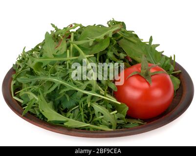 Mix aus frischem Salat, Mangold, Rucola, mizuna, Draufsicht isoliert auf weißem Hintergrund Stockfoto