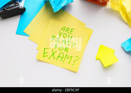 Papierbögen mit Text SIND SIE BEREIT FÜR UNTERSUCHUNGEN? Auf weißem Hintergrund Stockfoto