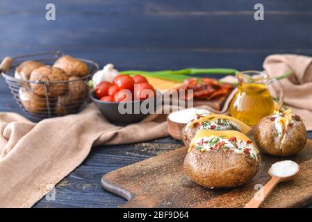 Leckere Bratkartoffel mit saurer Sahne auf dem Tisch Stockfoto