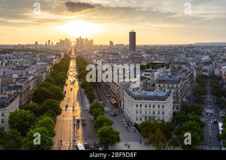 Pariser Stadtbild bei Sonnenuntergang, Blick auf die Avenue de la Grande-Armée, vom Triumphbogen aus gesehen Stockfoto