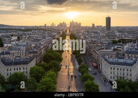 Pariser Stadtbild bei Sonnenuntergang, Blick auf die Avenue de la Grande-Armée, vom Triumphbogen aus gesehen Stockfoto