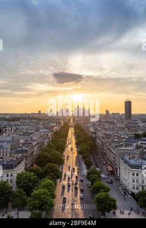 Pariser Stadtbild bei Sonnenuntergang, Blick auf die Avenue de la Grande-Armée, vom Triumphbogen aus gesehen Stockfoto