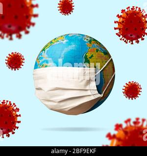 Modell des COVID-19 Coronavirus rot, das sich in der Nähe des Planeten Erde ausbreitet, Gesichtsmaske, Konzept der Pandemie, Medizin und Gesundheit. Epidemie, Quarantäne und Isolation, Schutz. Stockfoto