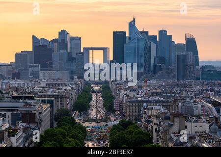 Das zentrale Geschäftsviertel von Paris bei Sonnenuntergang, vom Triumphbogen aus gesehen Stockfoto