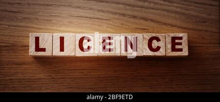 Lizenz Word Geschrieben In Holzwürfel. Führerschein oder legales Softwarekonzept Stockfoto