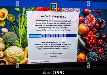 Stellen Sie sich auf die aldi.co.uk Webseite in England, Großbritannien, am 17. April 2020, um Bestellungen für das Aldi Food Parcel aufzugeben Stockfoto