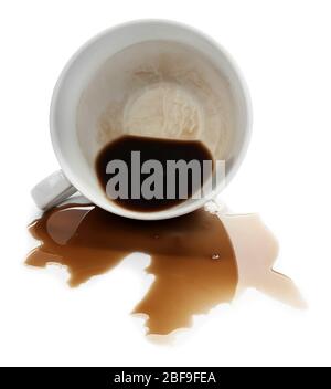 Umgekippte Tasse und verschütteter Kaffee auf weißem Hintergrund Stockfoto