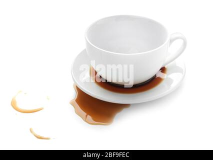 Tasse und verschütteter Kaffee auf weißem Hintergrund Stockfoto