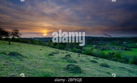 Soberton, Großbritannien - 12. April 2020: Sonnenuntergang über Soberton Dorf im Meon Valley im South Downs Nationalpark, Hampshire, Großbritannien Stockfoto