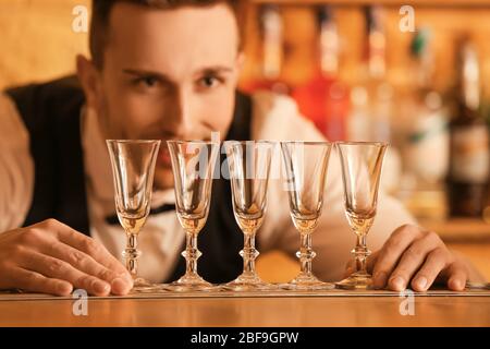 Schöner Barkeeper mit Schüssen im Pub Stockfoto