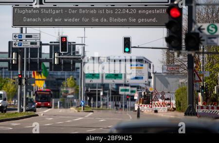 Stuttgart, Deutschland. April 2020. Ein elektronisches Display zeigt an, dass der Flugverkehr bis zum 22. April 2020 ausgesetzt wird. Dies ist auf Bauarbeiten an der Start- und Landebahn zurückzuführen. Quelle: Christoph Schmidt/dpa/Alamy Live News Stockfoto