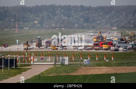 Stuttgart, Deutschland. April 2020. Baufahrzeuge sind auf der Start- und Landebahn des Flughafens zu sehen. Aufgrund der Erneuerung der Start- und Landebahn wird es daher bis zum 22. April 2020 keinen Flugbetrieb am Flughafen Stuttgart geben. Quelle: Christoph Schmidt/dpa/Alamy Live News Stockfoto