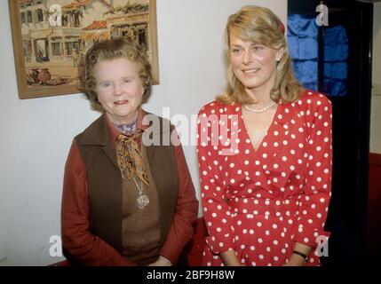 Marian Elmhirst und Susan Ferguson, Großmutter und Mutter von Sarah Ferguson, Herzogin von York. Das Paar nahm an einem Fete im Dorf Dumm Teil Stockfoto