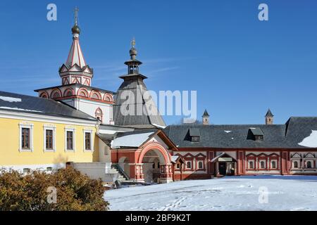 Trinity Gate-Kirche und Zarin Chambers nach Schneefall. Savvino-Storoschewski Kloster in Swigorod. Stockfoto