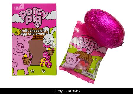 M&S Percy Pig Milchschokolade Ei und Süßigkeiten aus der Box auf weißem Hintergrund isoliert entfernt - Percy Pig Osterei Stockfoto