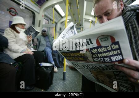 Bild zeigt: Person liest eine Zeitung Daily Mail. Stockfoto