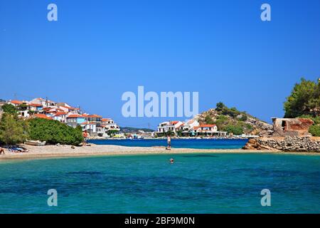 Kokkari Village, einem der beliebtesten touristischen Ziele in Insel Samos, Griechenland. Stockfoto