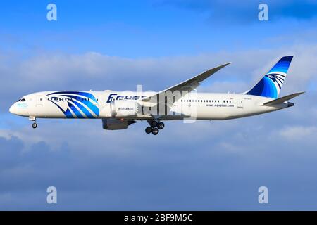 Frankfurt, Deutschland – 29. November 2019: Boeing 787 in Ägypten am Flughafen Frankfurt. Stockfoto