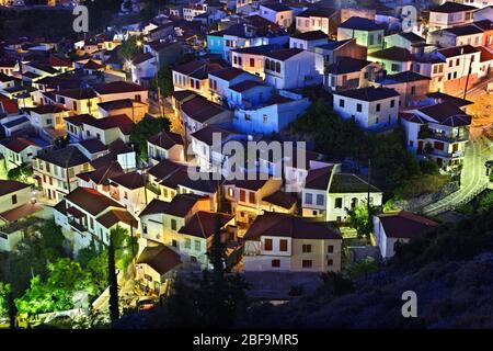 Nachtsicht auf (Ano) Vathy Stadt (auch bekannt als 'Samos Stadt'), Samos Insel, Nord Ägäis, Griechenland. Stockfoto