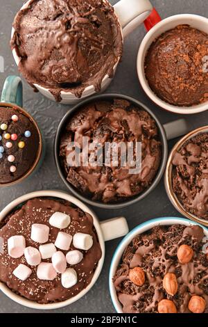 Schokolade Becher Kuchen auf dunklem Hintergrund Stockfoto