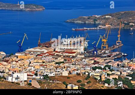 Blick auf die Werften (genannt 'Neoria') von Ermoupolis Stadt, Syros Insel, Kykladen, Griechenland. Stockfoto