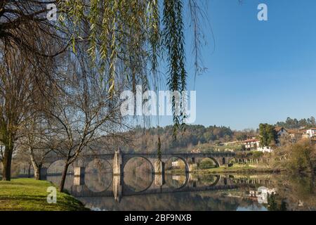 Brücke von Ponte da Barca, alten portugiesischen Dorf am Fluss Minho, Nordportugal Stockfoto