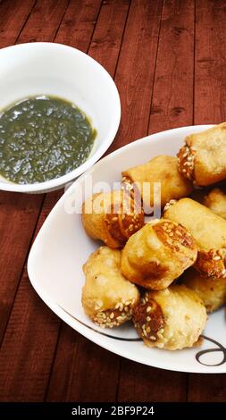Home Made - knusprig gefüllte Kartoffelschnitzel - Indische Snacks Stockfoto