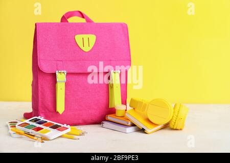 Schulrucksack und Schreibwaren auf dem Tisch Stockfoto