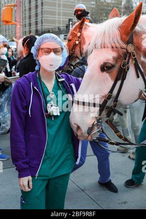 New York, NY, USA. 16. April 2020. Unterwegs für die Gesundheitsarbeiter im Tisch Hospital NYU Langone Health werden von der Polizei auf Horseback während der Pause begrüßt, Tisch Hospital NYU Langone Health, New York, NY 16. April 2020. Kredit: CJ Rivera/Everett Collection/Alamy Live News Stockfoto