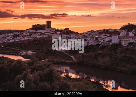 Sonnenuntergang in Mertola, Dorf von Portugal und seine Burg. Dorf im Süden Portugals in der Region Alentejo. Stockfoto