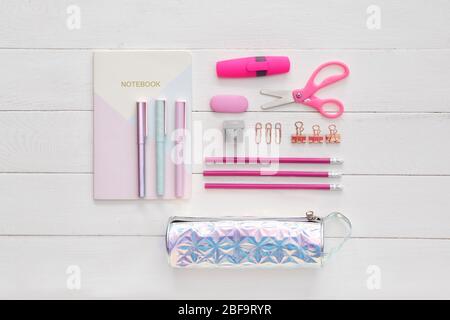 Bleistiftetui und Schulpapier auf Holzhintergrund Stockfoto
