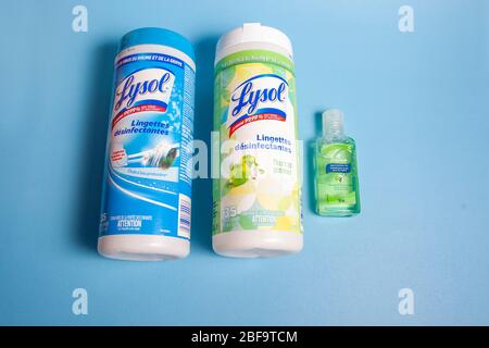 Halifax, Kanada - 11. April 2020: Zwei Pakete mit Lysol-Wischtüchern und eine kleine Flasche unseres Compliments-Handdesinfektionsgels Stockfoto