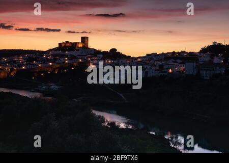 Mertola bei Nacht, Dorf von Portugal und seine Burg. Dorf im Süden Portugals in der Region Alentejo. Stockfoto