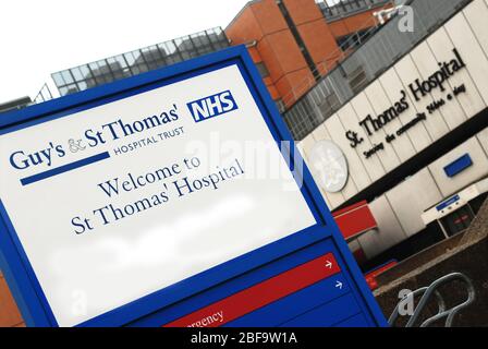 Willkommensschild für das St. Thomas' Hospital, London. Das Krankenhaus wurde vor fast 900 Jahren, im 12. Jahrhundert, gegründet und ist heute Teil des Guy's & St T Stockfoto