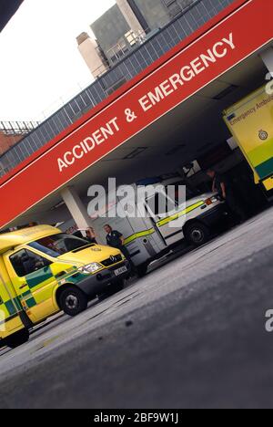 Außenansicht des Eingangs für Unfall und Notfall im St. Thomas' Hospital, London. Vor fast 900 Jahren, im 12. Jahrhundert, das Krankenhaus i gegründet Stockfoto