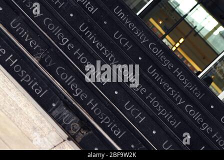 Außenzugang zum University College Hospital (UCH), London. Die Schritte sind mit dem Namensstempel des Krankenhauses bedruckt. UCH war eine Quelle Stockfoto