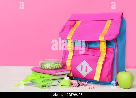 Schulrucksack und Schreibwaren auf dem Tisch Stockfoto