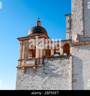 Assisi, die Stadt des Friedens, Italien. UNESCO-Weltkulturerbe, Geburtsstätte des Heiligen Franziskus. Detail der oberen Basilika vom Kirchhof aus gesehen. Stockfoto