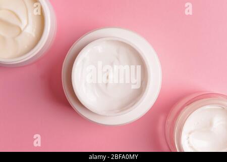 Gläser kosmetische Creme auf farbigen Hintergrund Stockfoto